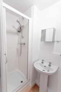 Florey Court, Long Stays Disc, Sleeps 6 in 2 Bedrooms, Parking