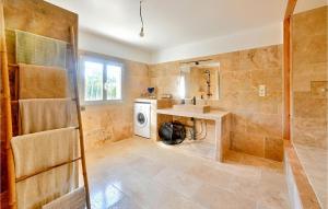 Maisons de vacances Stunning Home In Saint Martin De Crau : Maison de Vacances 5 Chambres