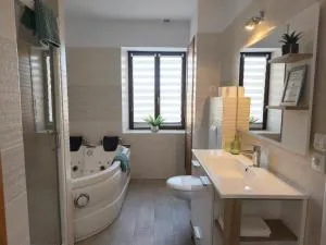 Chez Aurel & Manu - Jacuzzi - Échery