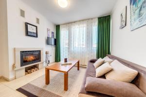 By the Fireplace Cozy 2BD Flat with a nice view by Flat Mаnager