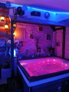 L'histoire de l'ouest , jacuzzi appartement - Menotey