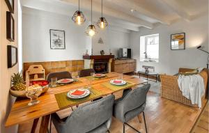 Maisons de vacances Cozy Home In Plouguerneau With Wifi : photos des chambres