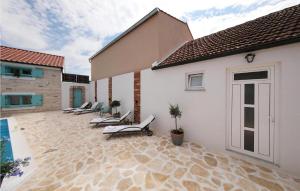 Awesome Home In Donje Rastane