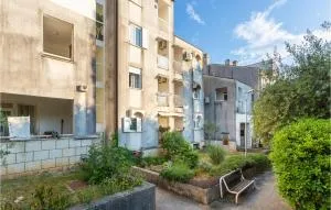 1 Bedroom Lovely Apartment In Njivice - 皮内兹齐