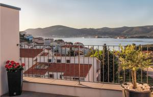 Amazing Apartment In Okrug Gornji 