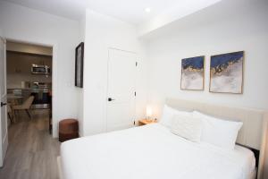 Its a Corner unit with cool City Skyline views!