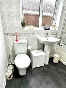 3-Bed Bungalow near Elizabeth Line, Parking