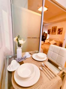 Azure Staycation by Oveecation Suites