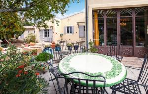 Maisons de vacances Nice Home In Venasque With Kitchen : photos des chambres