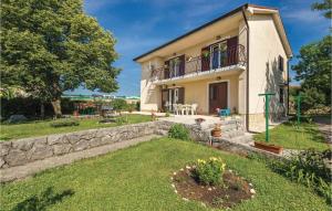3 Bedroom Pet Friendly Apartment In Viskovo 