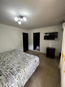 Habitación con cama King y baño privado