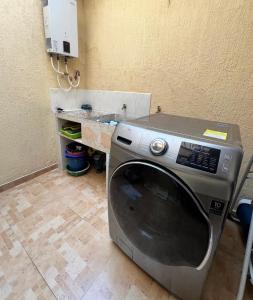 Habitación con cama King y baño privado