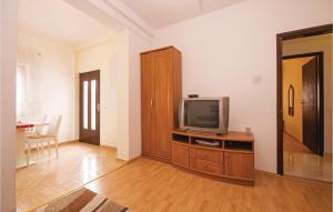 Cozy Apartment In Vlasici With Wifi