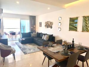 Harbor 171 with Amazing View of the Ocean, Beach and Pool