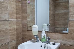 Apt Breeze Bintaro 1BR with Pool, Wi-Fi and Netflix by Damaresa