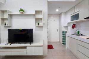 Apt Breeze Bintaro 1BR with Pool, Wi-Fi and Netflix by Damaresa