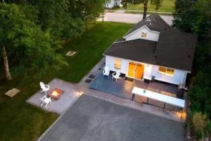 Hometown Haven- 3 bedroom, Large Yard, Firepit - Nevada