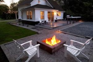 Hometown Haven- 3 bedroom, Large Yard, Firepit