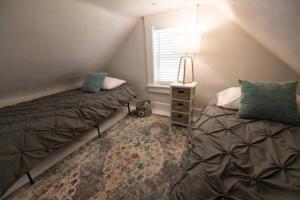 Hometown Haven- 3 bedroom, Large Yard, Firepit