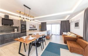 5 Bedroom Cozy Home In Okrug Donji