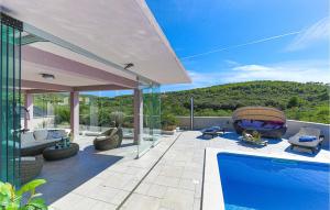 5 Bedroom Cozy Home In Okrug Donji