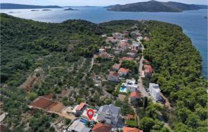 5 Bedroom Cozy Home In Okrug Donji