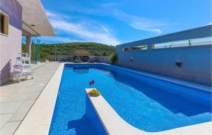 5 Bedroom Cozy Home In Okrug Donji