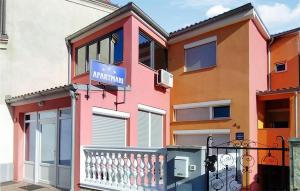 2 Bedroom Stunning Apartment In Pula