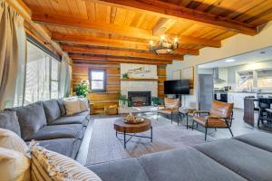 Hot Tub, Game Room and Fire Pit Canton Log Cabin