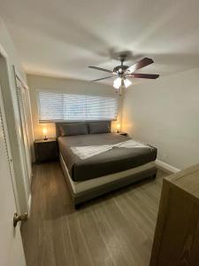 2 min walk to beach with free parking at Lauderdale 21-3