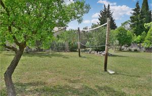 Maisons de vacances Beautiful Home In St-Paulet-De-Caisson : photos des chambres