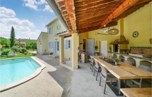 Maisons de vacances Beautiful Home In St-Paulet-De-Caisson : photos des chambres
