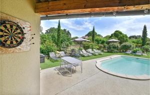 Maisons de vacances Beautiful Home In St-Paulet-De-Caisson : photos des chambres