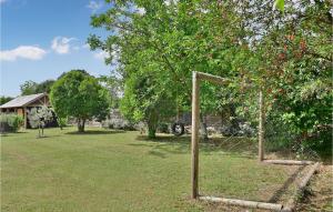 Maisons de vacances Beautiful Home In St-Paulet-De-Caisson : photos des chambres