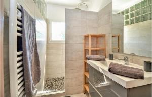 Maisons de vacances Beautiful Home In St-Paulet-De-Caisson : photos des chambres