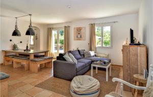 Maisons de vacances Beautiful Home In St-Paulet-De-Caisson : photos des chambres