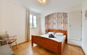 Maisons de vacances Beautiful Home In St-Paulet-De-Caisson : photos des chambres