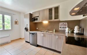 Maisons de vacances Beautiful Home In St-Paulet-De-Caisson : photos des chambres