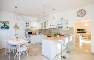 Three-Bedroom Holiday Home In Brsecine