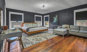 New-The Mod Poppy Large home 10 minutes from it all