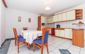 2 Bedroom Beautiful Apartment In Grizane 