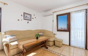 1 Bedroom Nice Apartment In Jablanac 