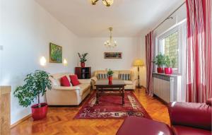 3 Bedroom Cozy Apartment In Kostrena 