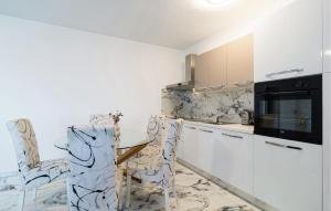 Two-Bedroom Apartment In Podstrana