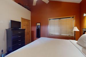 Two BR condo w Brand NEW HOT TUB and great views! Community pool perfect for kids