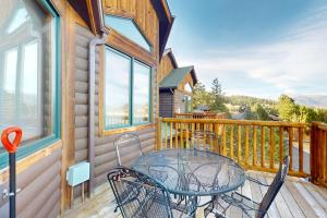 Two BR condo w Brand NEW HOT TUB and great views! Community pool perfect for kids