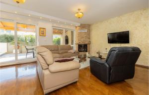 2 Bedroom Awesome Apartment In Podstrana