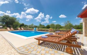 Four-Bedroom Holiday Home In Miljevci