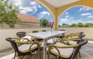 Four-Bedroom Holiday Home In Miljevci