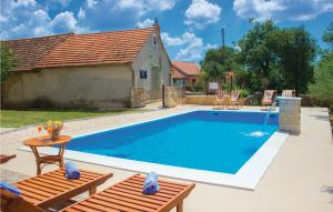 Four-Bedroom Holiday Home In Miljevci